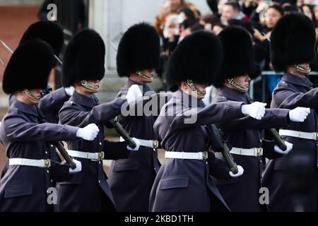 Cérémonie de la relève de la garde au Palais de Buckingham à Londres, en Grande-Bretagne sur 11 décembre 2019. (Photo de Jakub Porzycki/NurPhoto) Banque D'Images
