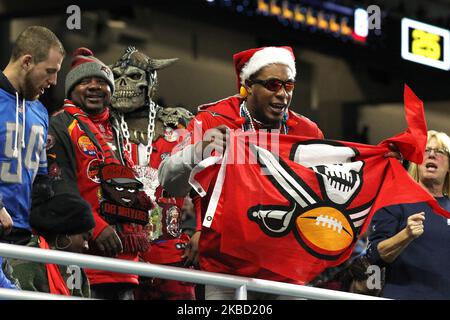 Les fans de Tampa Bay Buccaneers applaudissent pendant la deuxième partie d'un match de football de la NFL contre les Detroit Lions à Detroit, Michigan, États-Unis, le dimanche, 15 décembre 2019 (photo de Jorge Lemus/NurPhoto) Banque D'Images