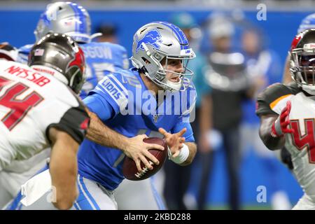 Le quarterback des Lions de Détroit David Blough (10) joue le ballon pendant la première moitié d'un match de football de la NFL contre les Tampa Bay Buccaneers à Detroit, Michigan, États-Unis, dimanche, 15 décembre 2019. (Photo par Amy Lemus/NurPhoto) Banque D'Images