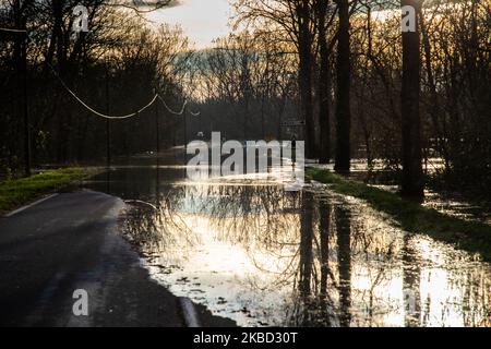 Route inondée et fermée pour arriver à Dax, dans le sud-ouest de la France, le 16 décembre 2019. Les rivières inondées 'l'adour' et 'la midouze' débordent encore dans les 'les landes' dans le sud-ouest de la France touchant la ville de Dax et le village d'Onard où un homme mort a été trouvé hier dans sa voiture après qu'il s'est écrasé d'une route inondée. De nombreuses routes ont été fermées, en particulier celles qui traversaient les rivières, et certaines maisons ont été inondées. (Photo de Jerome Gilles/NurPhoto) Banque D'Images