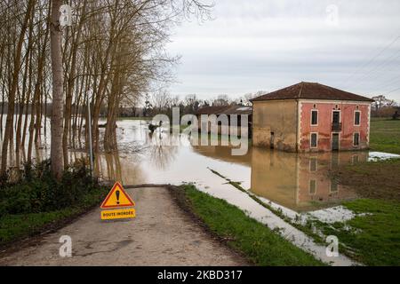 La rivière 'l adour' a inondé et a des impacts sur des maisons, des champs, des routes dans le village d'Onard, au sud-ouest de la France, le 16 décembre 2019. Les rivières inondées 'l'adour' et 'la midouze' débordent encore dans les 'les landes' dans le sud-ouest de la France touchant la ville de Dax et le village d'Onard où un homme mort a été trouvé hier dans sa voiture après qu'il s'est écrasé d'une route inondée. De nombreuses routes ont été fermées, en particulier celles qui traversaient les rivières, et certaines maisons ont été inondées. (Photo de Jerome Gilles/NurPhoto) Banque D'Images