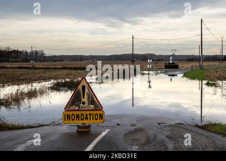 La rivière 'l adour' a inondé et a des impacts sur des maisons, des champs, des routes dans le village d'Onard, au sud-ouest de la France, le 16 décembre 2019. Les rivières inondées 'l'adour' et 'la midouze' débordent encore dans les 'les landes' dans le sud-ouest de la France touchant la ville de Dax et le village d'Onard où un homme mort a été trouvé hier dans sa voiture après qu'il s'est écrasé d'une route inondée. De nombreuses routes ont été fermées, en particulier celles qui traversaient les rivières, et certaines maisons ont été inondées. (Photo de Jerome Gilles/NurPhoto) Banque D'Images