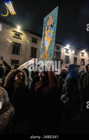 Des milliers de manifestants participent au rassemblement du mouvement des sardines à Pise sur 15 décembre 2019. Le mouvement sardine est un mouvement anti-Ligue protestant contre la politique de haine du dirigeant du parti d'extrême-droite italien Matteo Salvini. (Photo par Enrico Mattia Del Punta/NurPhoto) Banque D'Images