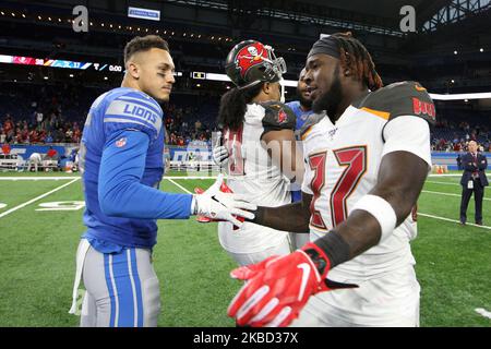 Les Lions de Detroit ont un dos défensif Killebrew (35) salue le dos défensif des Buccaneers de Tampa Bay Sean Murphy-Bunting (26) à la fin d'un match de football de la NFL contre les Buccaneers de Tampa Bay à Detroit, Michigan, États-Unis, dimanche, 15 décembre 2019. (Photo par Amy Lemus/NurPhoto) Banque D'Images
