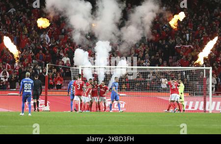L'équipe SL Benfica célèbre après avoir obtenu le score de SL Benfica Forward Carlos Vinicius lors du match de la Premier League 2019/20 entre SL Benfica et CS Maritimo, au stade Luz de Lisbonne sur 30 novembre 2019. (Photo de Paulo Nascimento / DPI / NurPhoto) Banque D'Images
