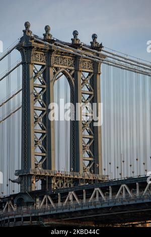 Vue en début de matinée sur le légendaire Manhattan Bridge depuis le quartier de Dumbo à Brooklyn, New York, États-Unis, le 14 novembre 2019. Le long pont suspendu de 448m. Est un point de repère de la ville de New York, une attraction touristique, traversant East River et reliant Lower Manhattan au centre-ville de Brooklyn. Le pont en fer métallique est actif avec la circulation, 7 voies de route et 4 voies de train pour le métro et les bicyclettes. Il a été ouvert à la circulation en 1909, construit par Phoenix Bridge Company et conçu par Leon Moisseiff. (Photo de Nicolas Economou/NurPhoto) Banque D'Images