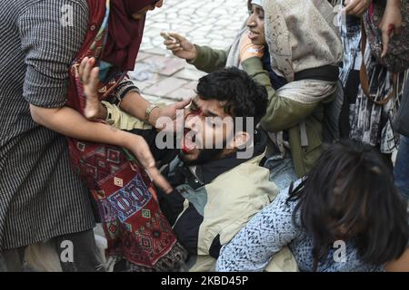 Un étudiant réagit après avoir été blessé lors d'une manifestation contre une nouvelle loi sur la citoyenneté, à New Delhi, en Inde, au 15 décembre 2019. (Photo par Indraneel Chowdhury/NurPhoto) Banque D'Images