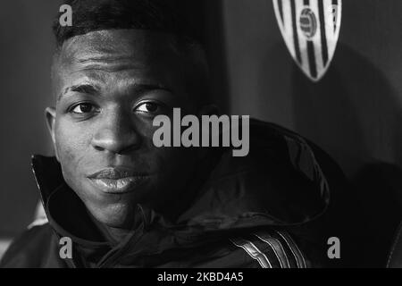 Vinicius Junior du Real Madrid assis sur le banc pendant le match de la Ligue entre Valencia CF et Real Madrid CF à Estadio Mestalla sur 15 décembre 2019 à Valence, Espagne. (Note aux éditeurs: Cette image a été convertie en noir et blanc) (photo de Jose Breton/pics action/NurPhoto) Banque D'Images