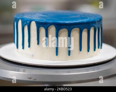 chef pâtissier concepteur de gâteaux préparant un cheesecake blanc bleu dans un laboratoire de cuisine Banque D'Images