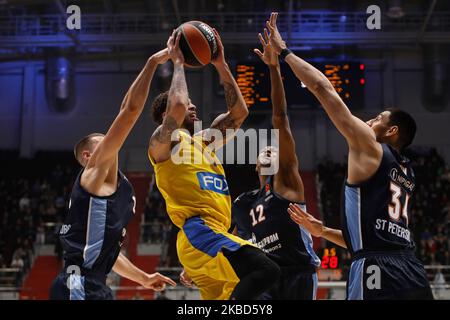 Scottie Wilbekin (C) de Maccabi FOX tel Aviv en action contre Vladislav Trushkin (L), Alex Renfroe (12) et Gustavo Ayon de Zenit St Petersbourg lors du match de basketball de l'Euroligue entre Zenit St Petersbourg et Maccabi FOX tel Aviv sur 17 décembre 2019 à l'arène de Sibur à Saint Petersbourg, en Russie. (Photo de Mike Kireev/NurPhoto) Banque D'Images