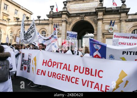 Rassemblement devant l'hôpital Lariboisiere de Paris sur 17 décembre 2019 pour protester en faveur de l'hôpital public afin d'exiger plus de ressources pour l'hôpital dans le cadre d'une troisième journée nationale de manifestations multisectorielles sur une réforme des retraites gouvernementales, avec le gouvernement ne montrant aucun signe, il va céder aux demandes des syndicats d'abandonner le plan. Les syndicats ont été frappants depuis 5 décembre dans leur plus grand spectacle de force depuis des années contre les plans pour un système de retraite unique. (Photo de Michel Stoupak/NurPhoto) Banque D'Images