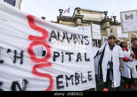 Rassemblement devant l'hôpital Lariboisiere de Paris sur 17 décembre 2019 pour protester en faveur de l'hôpital public afin d'exiger plus de ressources pour l'hôpital dans le cadre d'une troisième journée nationale de manifestations multisectorielles sur une réforme des retraites gouvernementales, avec le gouvernement ne montrant aucun signe, il va céder aux demandes des syndicats d'abandonner le plan. Les syndicats ont été frappants depuis 5 décembre dans leur plus grand spectacle de force depuis des années contre les plans pour un système de retraite unique. (Photo de Michel Stoupak/NurPhoto) Banque D'Images