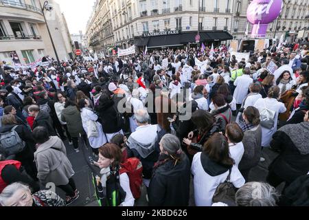 Rassemblement devant l'hôpital Lariboisiere de Paris sur 17 décembre 2019 pour protester en faveur de l'hôpital public afin d'exiger plus de ressources pour l'hôpital dans le cadre d'une troisième journée nationale de manifestations multisectorielles sur une réforme des retraites gouvernementales, avec le gouvernement ne montrant aucun signe, il va céder aux demandes des syndicats d'abandonner le plan. Les syndicats ont été frappants depuis 5 décembre dans leur plus grand spectacle de force depuis des années contre les plans pour un système de retraite unique. (Photo de Michel Stoupak/NurPhoto) Banque D'Images