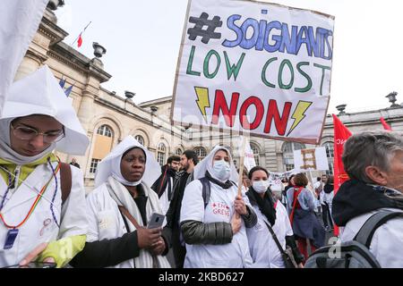 Rassemblement devant l'hôpital Lariboisiere de Paris sur 17 décembre 2019 pour protester en faveur de l'hôpital public afin d'exiger plus de ressources pour l'hôpital dans le cadre d'une troisième journée nationale de manifestations multisectorielles sur une réforme des retraites gouvernementales, avec le gouvernement ne montrant aucun signe, il va céder aux demandes des syndicats d'abandonner le plan. Les syndicats ont été frappants depuis 5 décembre dans leur plus grand spectacle de force depuis des années contre les plans pour un système de retraite unique. (Photo de Michel Stoupak/NurPhoto) Banque D'Images