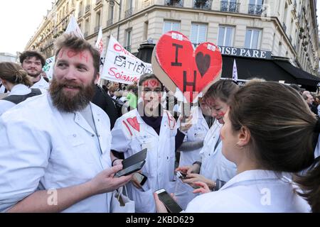 Rassemblement devant l'hôpital Lariboisiere de Paris sur 17 décembre 2019 pour protester en faveur de l'hôpital public afin d'exiger plus de ressources pour l'hôpital dans le cadre d'une troisième journée nationale de manifestations multisectorielles sur une réforme des retraites gouvernementales, avec le gouvernement ne montrant aucun signe, il va céder aux demandes des syndicats d'abandonner le plan. Les syndicats ont été frappants depuis 5 décembre dans leur plus grand spectacle de force depuis des années contre les plans pour un système de retraite unique. (Photo de Michel Stoupak/NurPhoto) Banque D'Images