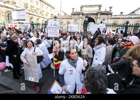 Rassemblement devant l'hôpital Lariboisiere de Paris sur 17 décembre 2019 pour protester en faveur de l'hôpital public afin d'exiger plus de ressources pour l'hôpital dans le cadre d'une troisième journée nationale de manifestations multisectorielles sur une réforme des retraites gouvernementales, avec le gouvernement ne montrant aucun signe, il va céder aux demandes des syndicats d'abandonner le plan. Les syndicats ont été frappants depuis 5 décembre dans leur plus grand spectacle de force depuis des années contre les plans pour un système de retraite unique. (Photo de Michel Stoupak/NurPhoto) Banque D'Images