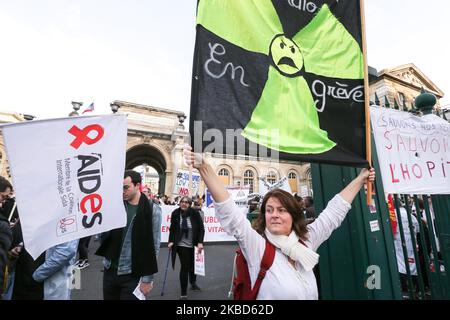 Rassemblement devant l'hôpital Lariboisiere de Paris sur 17 décembre 2019 pour protester en faveur de l'hôpital public afin d'exiger plus de ressources pour l'hôpital dans le cadre d'une troisième journée nationale de manifestations multisectorielles sur une réforme des retraites gouvernementales, avec le gouvernement ne montrant aucun signe, il va céder aux demandes des syndicats d'abandonner le plan. Les syndicats ont été frappants depuis 5 décembre dans leur plus grand spectacle de force depuis des années contre les plans pour un système de retraite unique. (Photo de Michel Stoupak/NurPhoto) Banque D'Images