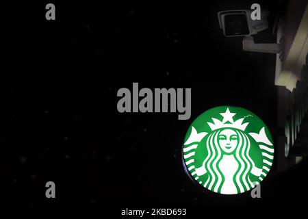 Logo de la société Starbucks Coffee visible à Cracovie. Lundi, 17 décembre 2019, à Cracovie, en Pologne. (Photo par Artur Widak/NurPhoto) Banque D'Images