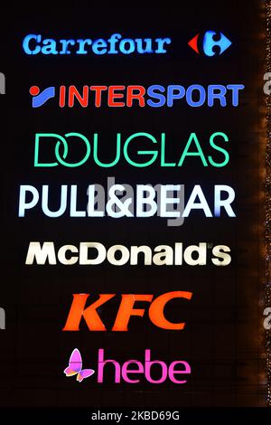 Carrefour, Intersport, Douglas, Pull&Bear, McDonald's, KFC, Hebe logos vus à l'extérieur du centre commercial Galeria Krakowska shoping. Lundi, 17 décembre 2019, à Cracovie, en Pologne. (Photo par Artur Widak/NurPhoto) Banque D'Images