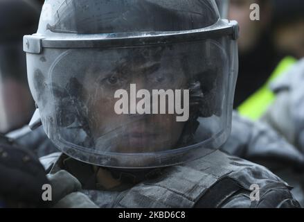 Un soldat de la garde nationale est vu couvert de poudre d'extincteur après le clash avec les militants des mouvements d'extrême droite ukrainiens lors d'une protestation des ouvriers agricoles contre la réforme agraire à Kiev, Ukraine, 17 décembre 2019. Des dizaines de militants d'extrême-droite se sont opposés à la police devant le Parlement ukrainien alors que des manifestants protestaient pacifiquement contre une éventuelle loi sur le marché foncier adoptée par les législateurs de la Verkhovna Rada. En novembre 2019, le Parlement a adopté la première lecture d'un projet de loi du gouvernement sur l'amendement de certains actes législatifs de l'Ukraine concernant le chiffre d'affaires de la agricole Banque D'Images