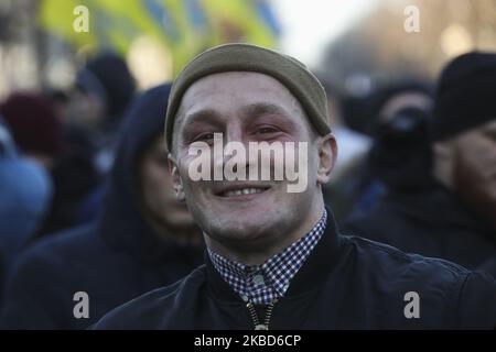 Une rougeur spécifique après une action de gaz lacrymogène est visible sur le visage du militant ukrainien d'extrême droite après des affrontements avec la police lors d'une protestation des ouvriers agricoles contre la réforme agraire à Kiev, Ukraine, 17 décembre 2019. Des dizaines de militants d'extrême-droite se sont opposés à la police devant le Parlement ukrainien alors que des manifestants protestaient pacifiquement contre une éventuelle loi sur le marché foncier adoptée par les législateurs de la Verkhovna Rada. En novembre 2019, le Parlement a adopté la première lecture d'un projet de loi du gouvernement sur l'amendement de certains actes législatifs de l'Ukraine concernant le chiffre d'affaires de la agricole Banque D'Images