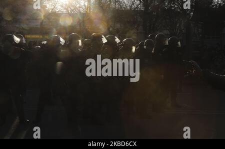 Les militants des mouvements d'extrême-droite ukrainiens s'opposent à la police lors d'une protestation des ouvriers agricoles contre la réforme agraire à Kiev, en Ukraine, au 17 décembre 2019. Des dizaines de militants d'extrême-droite se sont opposés à la police devant le Parlement ukrainien alors que des manifestants protestaient pacifiquement contre une éventuelle loi sur le marché foncier adoptée par les législateurs de la Verkhovna Rada. En novembre 2019, le Parlement a adopté la première lecture d'un projet de loi du gouvernement sur la modification de certains actes législatifs de l'Ukraine concernant le renouvellement des terres agricoles, qui lancera le marché de la vente de terres en Ukraine (photo de Sergii Banque D'Images