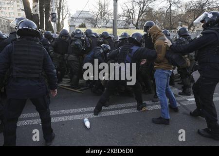 La police a emprisonné des militants des mouvements d’extrême droite lors de cette bagarre, lors d’une manifestation des ouvriers agricoles contre la réforme agraire à Kiev, en Ukraine, au 17 décembre 2019. Des dizaines de militants d'extrême-droite se sont opposés à la police devant le Parlement ukrainien alors que des manifestants protestaient pacifiquement contre une éventuelle loi sur le marché foncier adoptée par les législateurs de la Verkhovna Rada. En novembre 2019, le Parlement a adopté la première lecture d'un projet de loi du gouvernement sur la modification de certains actes législatifs de l'Ukraine concernant le renouvellement des terres agricoles, qui lancera le marché de la vente de terres en Ukraine (photo de Sergii Banque D'Images