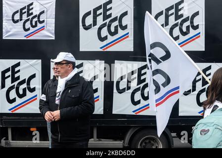 Les travailleurs du syndicat CFE CGC participent à la manifestation du mardi 17 décembre 2019, le douzième jour du mouvement de grève contre la réforme des retraites, tandis qu'une nouvelle journée majeure de mobilisation contre la réforme a eu lieu à Paris à l'initiative des principaux syndicats français. Entre 70 000 et 350 000 personnes ont manifesté entre la place de la République et la place de la Nation contre l'introduction de la retraite ponctuelle et l'extension des heures de travail à 64 ans. (Photo de Samuel Boivin/NurPhoto) Banque D'Images