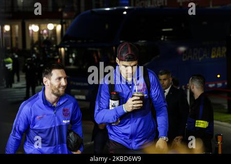 Lionel Messi d'Argentine du FC Barcelone et Luis Suarez d'Uruguay du FC Barcelone arrivant au stade du Camp Nou lors du match de la Liga entre le FC Barcelone et le Real Madrid au Camp Nou sur 18 décembre 2019 à Barcelone, Espagne. (Photo par Xavier Bonilla/NurPhoto) Banque D'Images