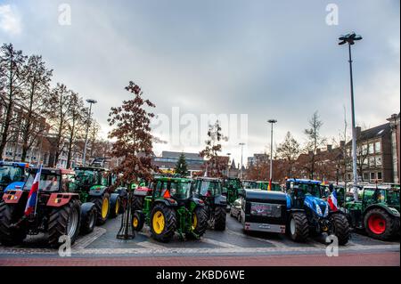Des centaines de tracteurs sont garés devant le bureau du gouvernement provincial, à Arnhem, lors d'une manifestation d'agriculteurs, sur 18 décembre 2019. (Photo par Romy Arroyo Fernandez/NurPhoto) Banque D'Images