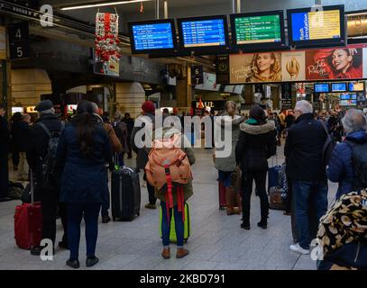 Les voyageurs sont à la recherche d'informations sur leur voyage à la Gare Montparnasse à Paris France, le 18 décembre 2019. Les perturbations se poursuivent à la SNCF 14 jours après le début du mouvement de grève contre la réforme des retraites. (Photo par Estelle Ruiz/NurPhoto) Banque D'Images