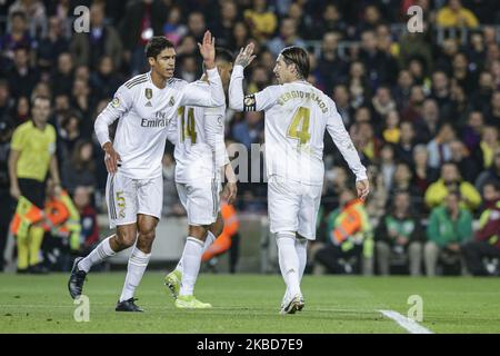 05 Raphaël Varane de France du Real Madrid et 04 Sergio Ramos d'Espagne du Real Madrid pendant le match de la Liga entre le FC Barcelone et le Real Madrid au Camp Nou sur 18 décembre 2019 à Barcelone, Espagne. (Photo par Xavier Bonilla/NurPhoto) Banque D'Images