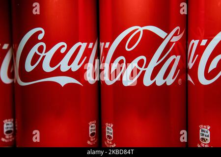 Une photo d'illustration de Coca Cola, à Milan, en Italie, sur 19 décembre 2019. Coca-Cola Company menace de mettre fin aux investissements et à l'embauche en raison de la « taxe de séjour » prévue par le gouvernement italien. La multinationale Coca Cola Company devra payer 160 millions à la suite de la mise en œuvre de la taxe sur le sucre et de la taxe sur les matières plastiques. Le directeur des affaires institutionnelles Giangiacomo Pierini a déclaré qu'il avait déjà bloqué 49 millions d'euros d'investissements prévus pour 2020, et qu'il menace d'arrêter la production dans les deux usines italiennes de Marcianise et d'Oricola avec près de 700 employés directs. (Photo illustrat Banque D'Images