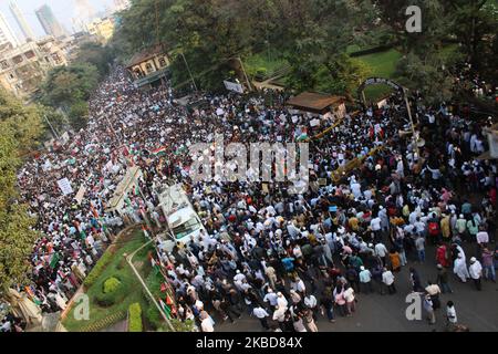 Des manifestants se rassemblent lors d'une manifestation contre la loi de modification de la citoyenneté (CAA) à Mumbai, Inde, le 19 décembre 2019. La loi vise à accorder la citoyenneté aux minorités religieuses du Pakistan, du Bangladesh et de l'Afghanistan, qui ont vécu en Inde sans documentation. (Photo par Himanshu Bhatt/NurPhoto) Banque D'Images