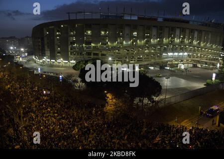 Le militant pro-indépendantiste catalan est en conflit avec la police près du stade Camp Nou lors du match FC Barcelone contre Real Madrid de la ligue espagnole à Barcelone, Catalogne, Espagne, 18 décembre 2019. (Photo par Isidre Garcia Punti/NurPhoto) Banque D'Images