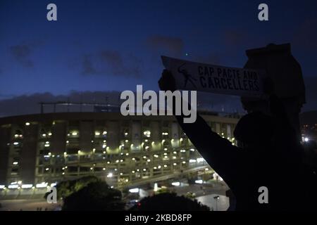 Le militant pro-indépendantiste catalan est en conflit avec la police près du stade Camp Nou lors du match FC Barcelone contre Real Madrid de la ligue espagnole à Barcelone, Catalogne, Espagne, 18 décembre 2019. (Photo par Isidre Garcia Punti/NurPhoto) Banque D'Images