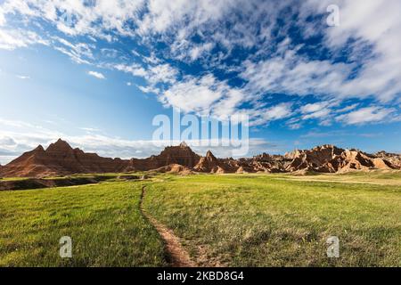 Paysage pittoresque et sentier de randonnée dans le parc national des Badlands, Dakota du Sud Banque D'Images