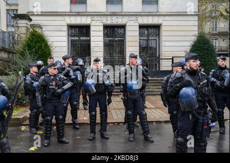 Gendarmes mobiles supervisant une manifestation contre la réforme des retraites devant la préfecture de Nantes, France)i sur 19 décembre 2019. (Photo par Estelle Ruiz/NurPhoto) Banque D'Images