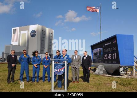 L'astronaute de la NASA Mike Fincke répond à une question lors d'une conférence de presse tenue par Robert Cabana, directeur du Centre spatial Kennedy (de gauche à droite), Josh Cassada, astronautes de la NASA, Simi Williams, et Nicole Mann, astronaute de Boeing, Chris Ferguson, administrateur de la NASA, Jim Bridenstine, Et l'administrateur adjoint de la NASA, Jim Morhard, près du compte à rebours sur 19 décembre 2019, avant l'essai en vol orbital prévu de demain de l'engin spatial Boeing CST-100 Starliner, au Centre spatial Kennedy en Floride. (Photo de Paul Hennessy/NurPhoto) Banque D'Images