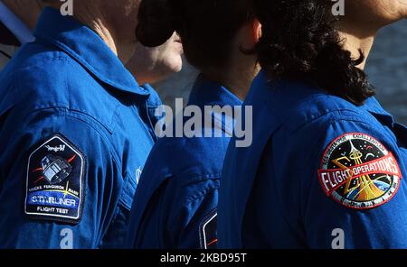 Des pièces d'épaule sont visibles sur les survols de l'astronaute de Boeing Chris Ferguson (à gauche) et de l'astronaute de la NASA Suni Williams (à droite) lors d'un briefing de presse sur 19 décembre 2019 avant l'essai en vol orbital prévu de demain du vaisseau spatial de Boeing CST-100, au Kennedy Space Center en Floride. (Photo de Paul Hennessy/NurPhoto) Banque D'Images