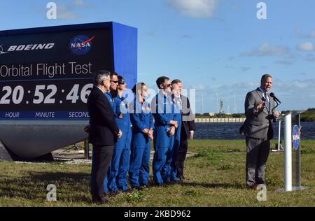 Jim Bridenstine, administrateur de la NASA, répond à une question tandis que Bob Cabana, directeur du Centre spatial Kennedy, Josh Cassada, Simi Williams et Nicole Mann, astronaute de Boeing, Chris Ferguson, astronaute de la NASA, Mike Fincke, Et l'administrateur adjoint de la NASA, Jim Morhard, regarde pendant un briefing de presse près du compte à rebours sur 19 décembre 2019, avant l'essai en vol orbital prévu de demain de l'engin spatial Boeing CST-100 Starliner, au Centre spatial Kennedy en Floride. (Photo de Paul Hennessy/NurPhoto) Banque D'Images