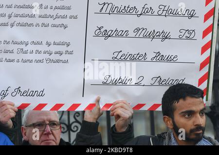 Les militants et militants du Parti des travailleurs d'Irlande vus à l'extérieur de la Maison Leinster à Dublin avec des cartes postales de Noël à envoyer à Eoghan Murphy, ministre irlandais du logement, de l'aménagement du territoire et du gouvernement local. Au total, 3 826 cartes postales symbolisent chaque enfant sans abri en Irlande pendant cette saison de Noël. Le vendredi 20 décembre 2019, à Dublin, Irlande. (Photo par Artur Widak/NurPhoto) Banque D'Images