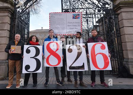 Les militants et militants du Parti des travailleurs d'Irlande vus à l'extérieur de la Maison Leinster à Dublin avec des cartes postales de Noël à envoyer à Eoghan Murphy, ministre irlandais du logement, de l'aménagement du territoire et du gouvernement local. Au total, 3 826 cartes postales symbolisent chaque enfant sans abri en Irlande pendant cette saison de Noël. Le vendredi 20 décembre 2019, à Dublin, Irlande. (Photo par Artur Widak/NurPhoto) Banque D'Images