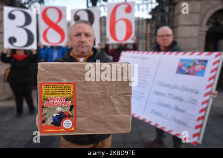 Les militants et militants du Parti des travailleurs d'Irlande vus à l'extérieur de la Maison Leinster à Dublin avec des cartes postales de Noël à envoyer à Eoghan Murphy, ministre irlandais du logement, de l'aménagement du territoire et du gouvernement local. Au total, 3 826 cartes postales symbolisent chaque enfant sans abri en Irlande pendant cette saison de Noël. Le vendredi 20 décembre 2019, à Dublin, Irlande. (Photo par Artur Widak/NurPhoto) Banque D'Images