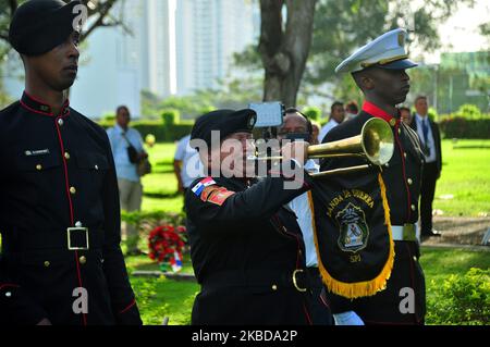 Panama, 20 décembre 2019. Pour la première fois depuis le conflct, le gouvernement panaméen déclare une journée nationale de deuil pour l'anniversaire 30 ans de l'invasion du Panama par les États-Unis en décembre 20 de 1989 pour capturer le général Manuel Antonio Noriega dirigeant du pays acosé de drogues trafant pour faire face au procès À Miami. Le Président Laurentino Cortizo rejoint les survivants et les parents des morts dans la cérémonie dans le cimetière et le groupe de manifestants se souvenir de la journée dans le village de Chorrillo l'un des plus défaits pendant le conflit (photo par Adriano Duff/NurPhoto) Banque D'Images