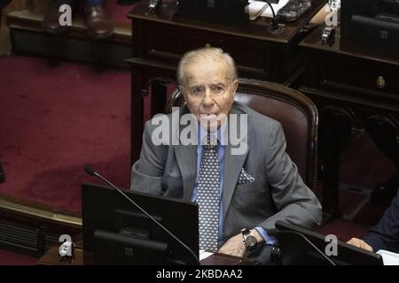 L'ancien président et sénateur argentin Carlos Saul Menem participe à la session où un débat sur un projet de loi économique d'urgence a lieu au Congrès national de l'Argentine, à Buenos Aires, en Argentine, sur le 20 décembre 2019. (Photo de MatÃ­as Baglietto/NurPhoto) Banque D'Images