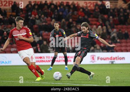 Joe Allen, de Stoke City, tire au but après la DAEL Fry de Middlesbrough lors du match de championnat Sky Bet entre Middlesbrough et Stoke City au stade Riverside, à Middlesbrough, le vendredi 20th décembre 2019. (Photo de Mark Fletcher/MI News/NurPhoto) Banque D'Images