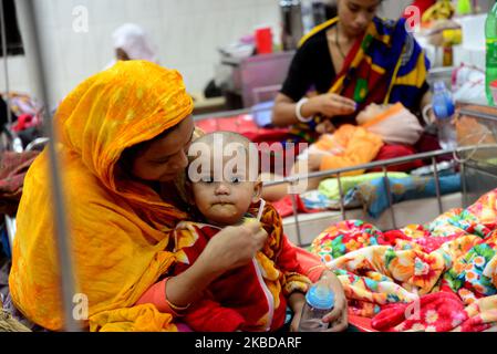 La mère bangladaise allaitant son enfant, qui souffre de diarrhée, se trouve au Centre international de recherche sur les maladies diarrhéiques, Bangladesh (ICDDR, B) à Dhaka, on 21 décembre 2019. Le centre a été surpeuplé de patients à la suite d'une épidémie de la maladie à la suite de la vague de froid dans le pays. (Photo par Mamunur Rashid/NurPhoto) Banque D'Images