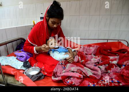 La mère bangladaise allaitant son enfant, qui souffre de diarrhée, se trouve au Centre international de recherche sur les maladies diarrhéiques, Bangladesh (ICDDR, B) à Dhaka, on 21 décembre 2019. Le centre a été surpeuplé de patients à la suite d'une épidémie de la maladie à la suite de la vague de froid dans le pays. (Photo par Mamunur Rashid/NurPhoto) Banque D'Images