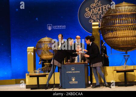 Les élèves de l'école de San Ildefonso qui ont choisi le premier prix sont sur scène lors du tirage au sort de la loterie de Noël espagnole intitulée « El Gordo » (Fat One) au Teatro Real sur 22 décembre 2019 à Madrid, en Espagne. Le nombre de gagnants de cette année est de 26590, avec un total de 4 millions d'euros pour le prix le plus élevé à partager entre dix détenteurs de billets. (Photo par Antonio Navia/NurPhoto) Banque D'Images